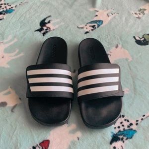 Men’s Adidas slides 🖤